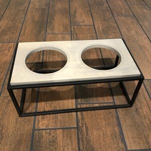 Raised dog bowl holder